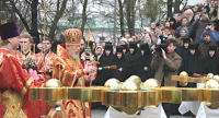 Митрополит Владимир совершил освящение купольных крестов для храма Покровского монастыря в Киеве